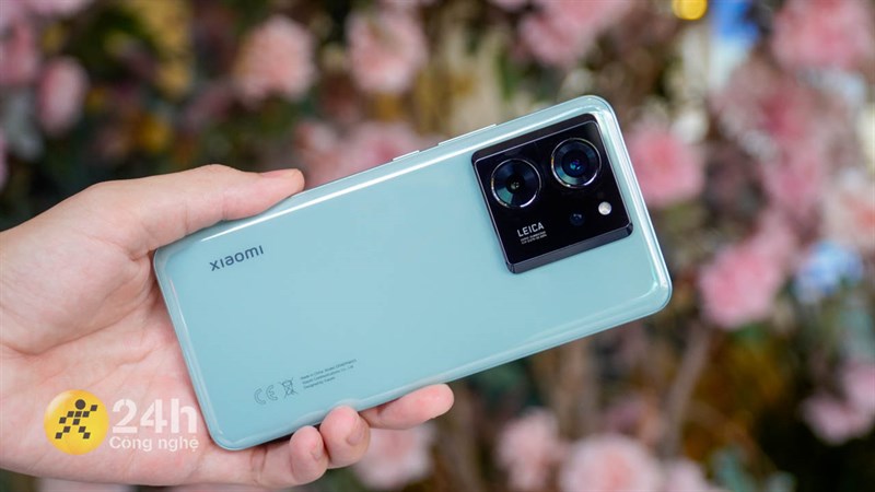 Xiaomi 13T có ngoại hình vuông vắn, kết hợp các nét bo cong nhẹ ở các cạnh