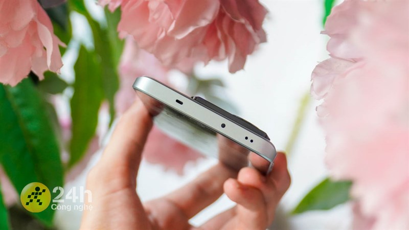 Cạnh trên của máy có cổng hồng ngoại, mic phụ và loa thứ hai.