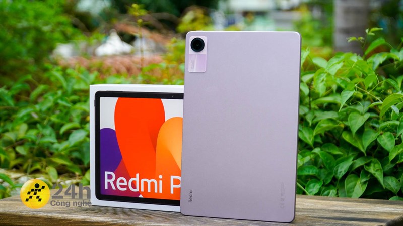 Mặt lưng của Redmi Pad SE tiếp tục sử dụng phong cách thiết kế tối giản với bề mặt được hoàn hoàn thiện nhám. Mặt lưng của Redmi Pad SE tiếp tục sử dụng phong cách thiết kế tối giản với bề mặt được hoàn hoàn thiện nhám.