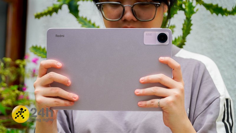 Redmi Pad SE vẫn được làm theo dạng ‘vuông thành, sắc cạnh’.