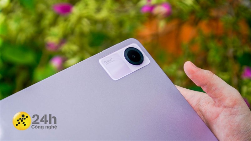 Điểm nhấn của mặt lưng Redmi Pad SE là cụm camera có dạng hình chữ nhật
