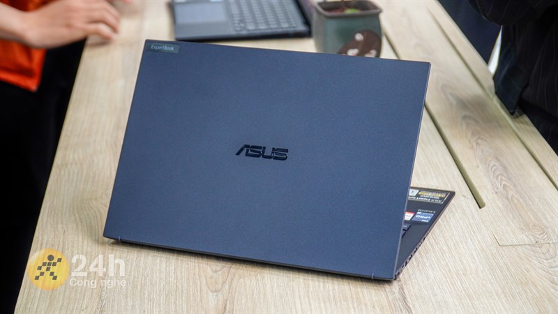 ASUS ExpertBook B9 OLED 2023 còn được hoàn thiện từ hợp kim lithium magiê sang trọng và bền bỉ