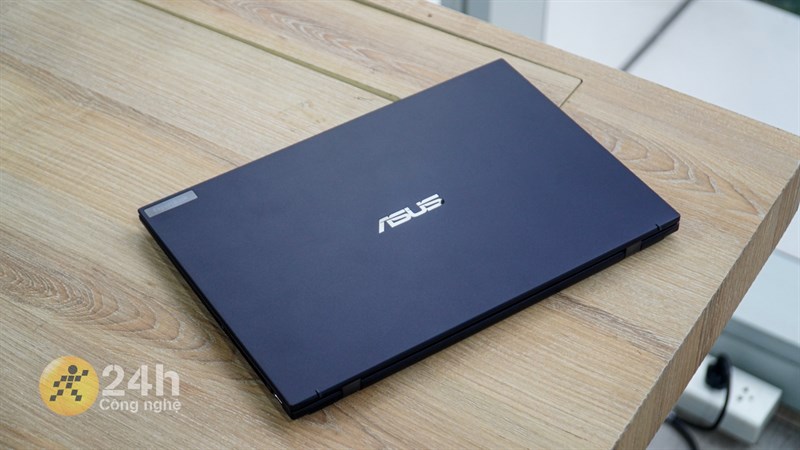 ASUS ExpertBook B9 OLED 2023 vẫn giữ được những ưu điểm của dòng ExpertBook như mỏng, gọn và nhẹ