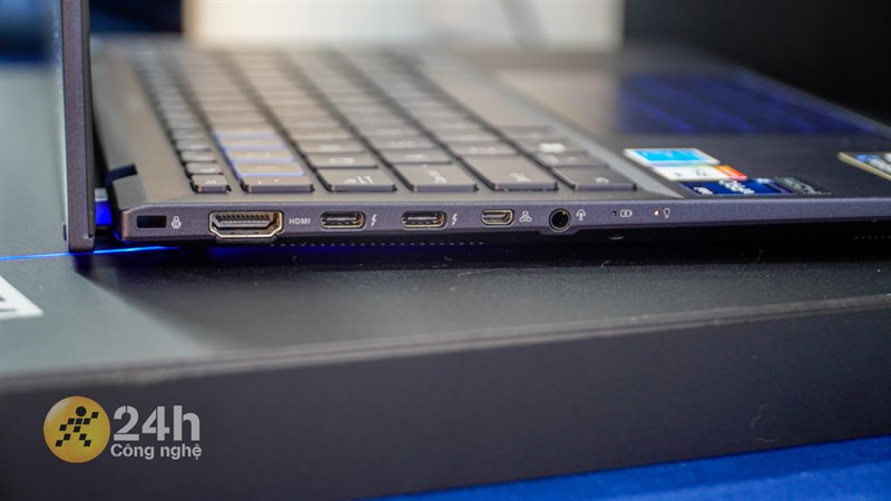 Cạnh trái của ASUS ExpertBook B9 OLED 2023