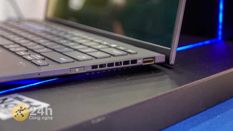 Cạnh phải của ASUS ExpertBook B9 OLED 2023