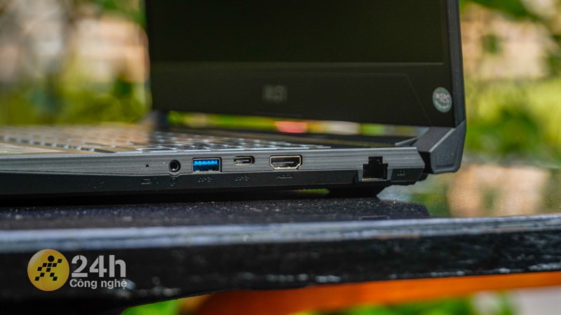 Cạnh phải của MSI Bravo 15 B7ED