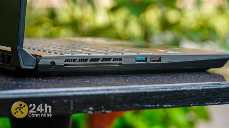 Cạnh trái của MSI Bravo 15 B7ED