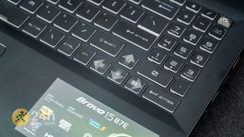 MSI Bravo 15 B7ED được trang bị màn phím fullsize đầy đủ phím chức năng và phím số