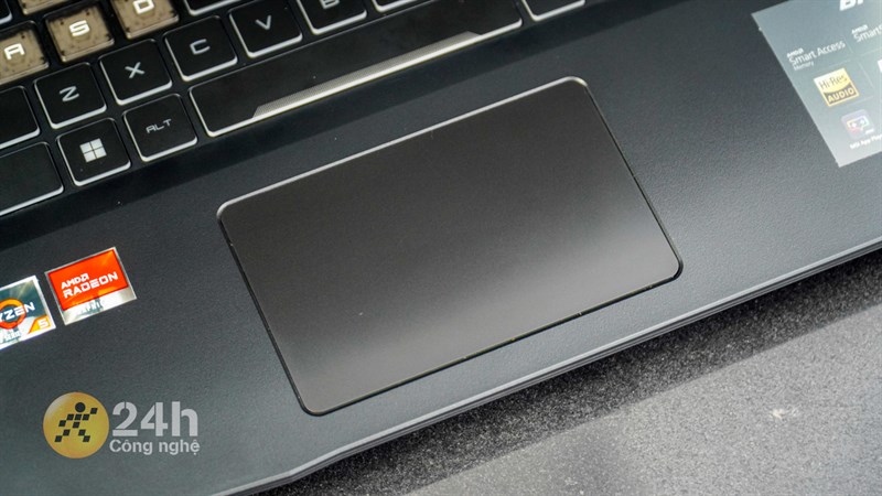 Bàn di chuột của MSI Bravo 15 B7ED có kích thước thương đối lớn