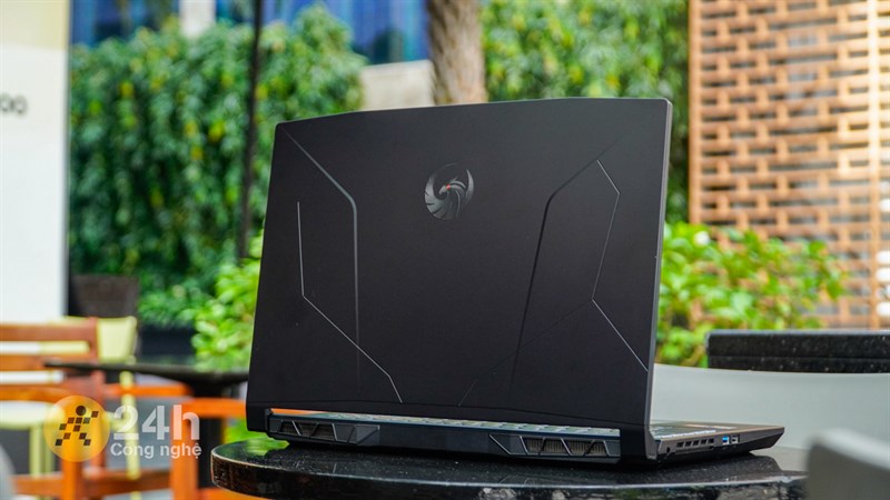 MSI Bravo 15 B7ED nặng chỉ 2.25 kg, tương đối lý tưởng đối với một laptop gaming