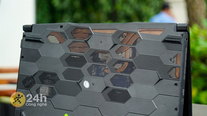 Mặt dưới của MSI Bravo 15 B7ED có nhiều lỗ thoát khi giúp tản nhiệt hiệu quả