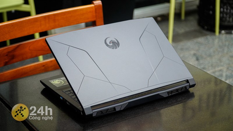 Mặt lưng của MSI Bravo 15 B7ED nổi bật với các đường cắt đối xứng
