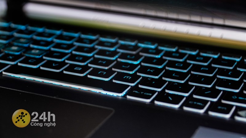Bên dưới bàn phím của MSI Bravo 15 B7ED còn có đèn nền tiện dụng