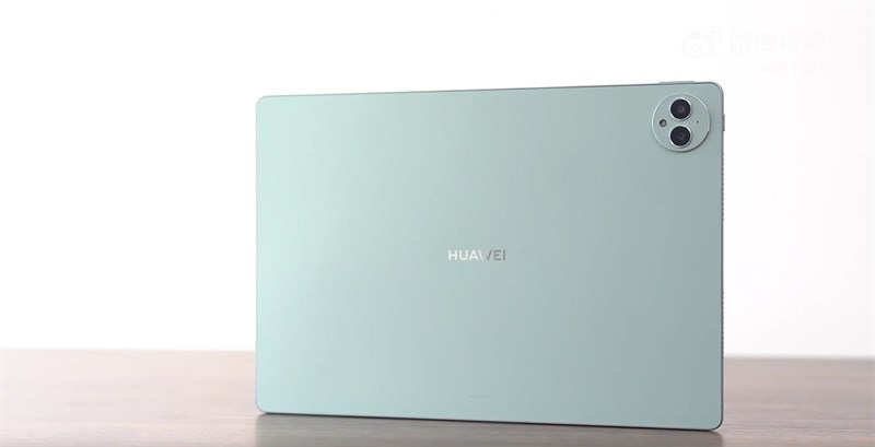 Huawei MatePad Pro 13.2 inch được hoàn thiện chắc chắn và cho cảm giác cầm nắm nhẹ nhàng Huawei MatePad Pro 13.2 inch được hoàn thiện chắc chắn và cho cảm giác cầm nắm nhẹ nhàng