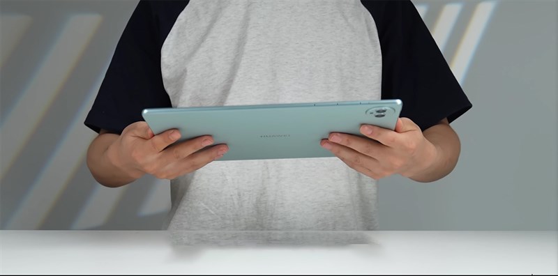 Huawei MatePad Pro 13.2 inch nhờ có cân nặng, kích thước gọn nhỏ nên trải nghiệm cầm nắm thiết bị trên tay rất thoải mái Huawei MatePad Pro 13.2 inch nhờ có cân nặng, kích thước gọn nhỏ nên trải nghiệm cầm nắm thiết bị trên tay rất thoải mái