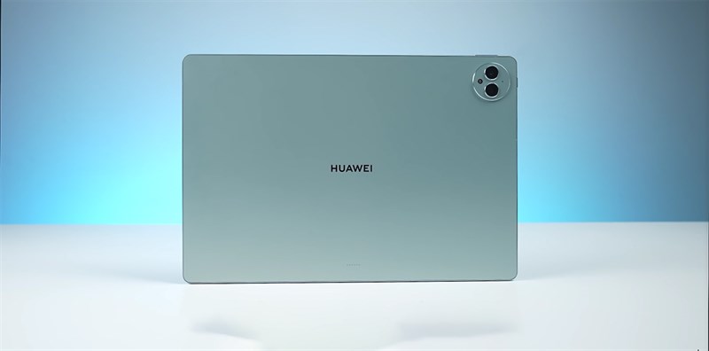 Huawei MatePad Pro 13.2 inch mặt lưng được phủ nhám để hạn chế tình trạng bám mồ hôi, dấu vân tay Huawei MatePad Pro 13.2 inch mặt lưng được phủ nhám để hạn chế tình trạng bám mồ hôi, dấu vân tay