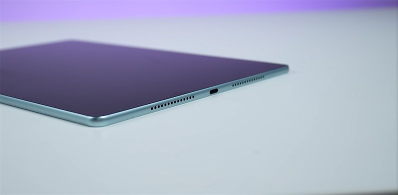 Cạnh đáy của máy chứa cổng sạc USB-C và 2 dải loa Cạnh đáy của máy chứa cổng sạc USB-C và 2 dải loa