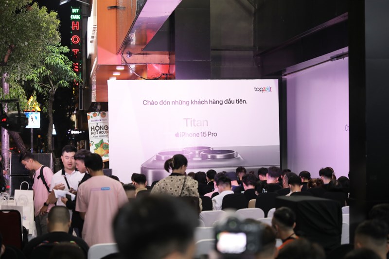 Toàn cảnh sự kiện giao hàng và mở bán sớm iPhone 15 Series Toàn cảnh sự kiện giao hàng và mở bán sớm iPhone 15 Series