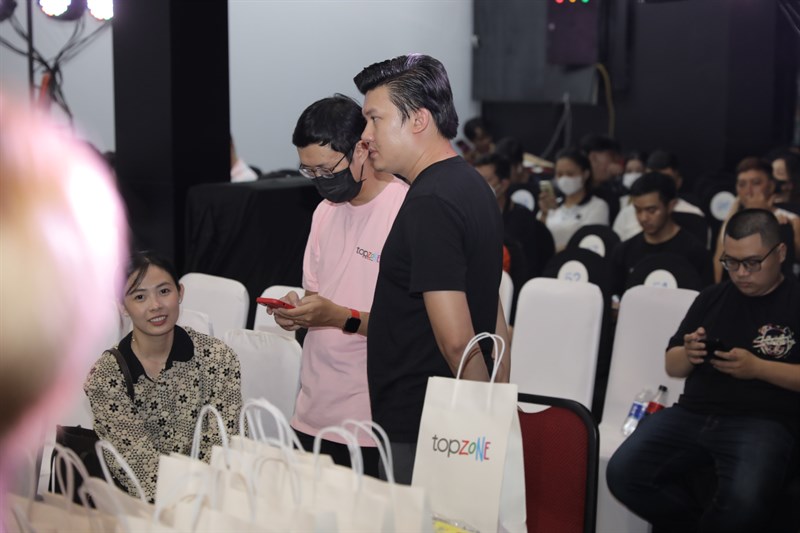 Toàn cảnh sự kiện giao hàng và mở bán sớm iPhone 15 Series Toàn cảnh sự kiện giao hàng và mở bán sớm iPhone 15 Series