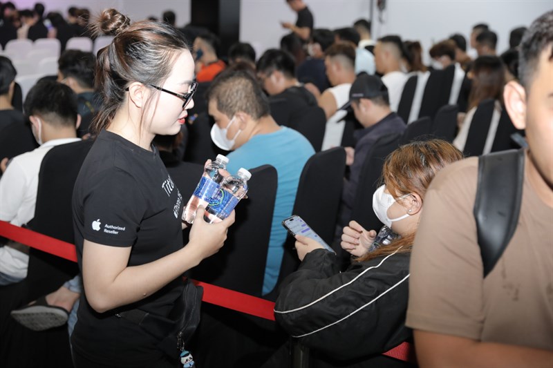 Toàn cảnh sự kiện giao hàng và mở bán sớm iPhone 15 Series Toàn cảnh sự kiện giao hàng và mở bán sớm iPhone 15 Series