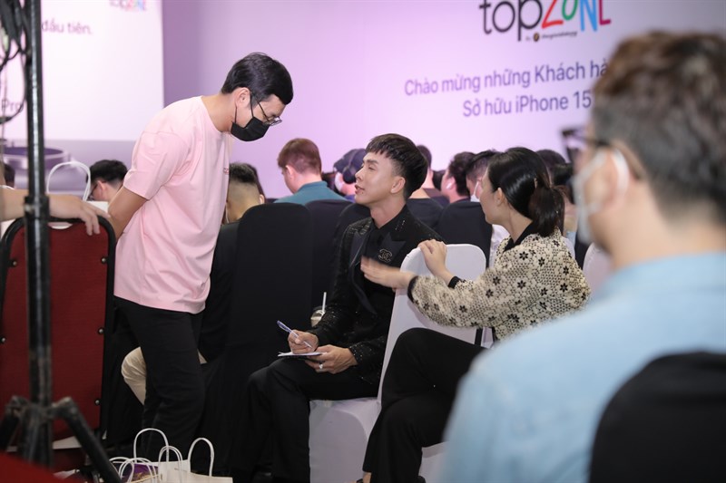 Toàn cảnh sự kiện giao hàng và mở bán sớm iPhone 15 Series Toàn cảnh sự kiện giao hàng và mở bán sớm iPhone 15 Series