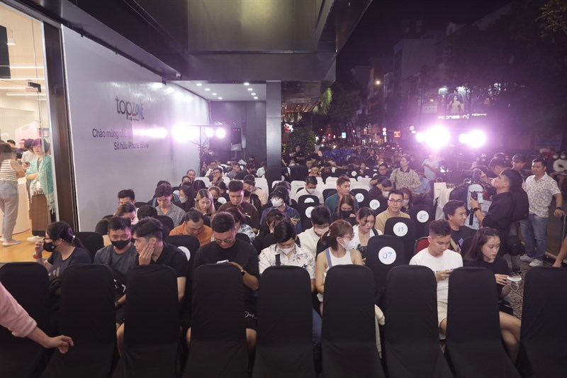 Toàn cảnh sự kiện giao hàng và mở bán sớm iPhone 15 Series Toàn cảnh sự kiện giao hàng và mở bán sớm iPhone 15 Series