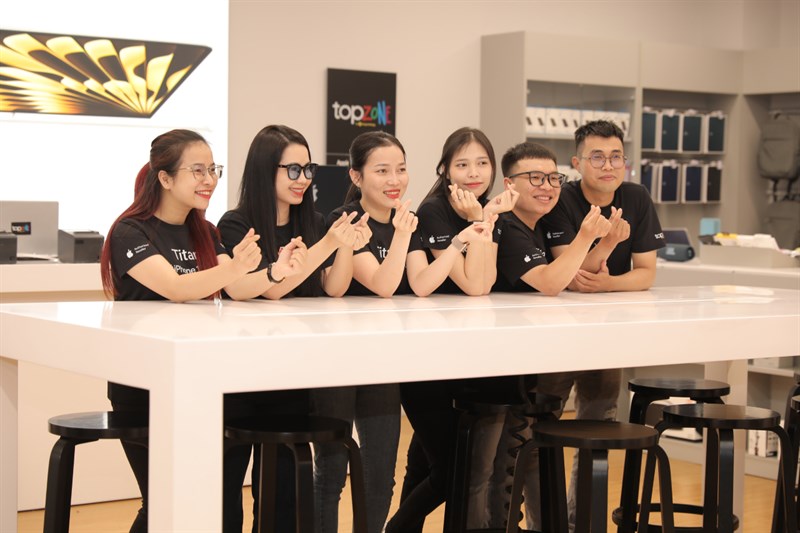 Toàn cảnh sự kiện giao hàng và mở bán sớm iPhone 15 Series Toàn cảnh sự kiện giao hàng và mở bán sớm iPhone 15 Series