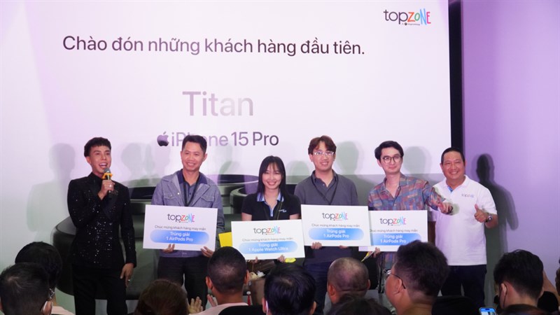 Toàn cảnh sự kiện giao hàng và mở bán sớm iPhone 15 Series Toàn cảnh sự kiện giao hàng và mở bán sớm iPhone 15 Series