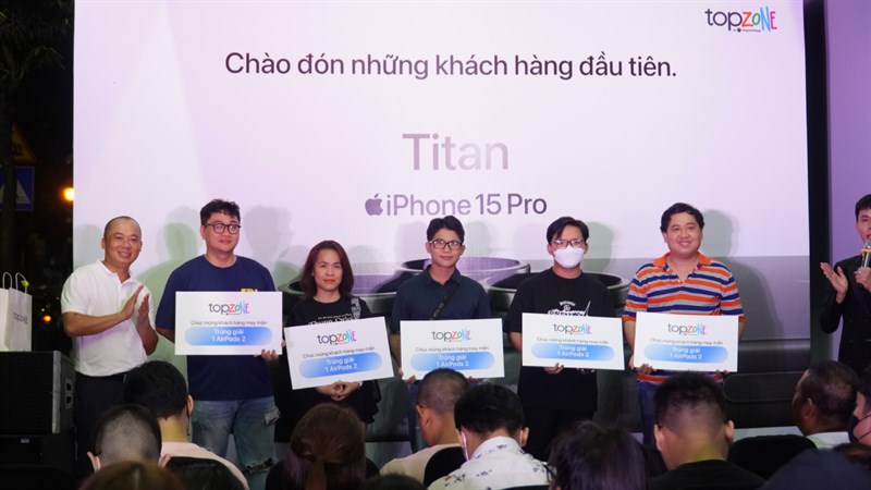 Toàn cảnh sự kiện giao hàng và mở bán sớm iPhone 15 Series Toàn cảnh sự kiện giao hàng và mở bán sớm iPhone 15 Series