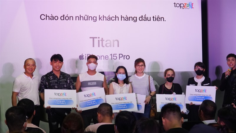 Toàn cảnh sự kiện giao hàng và mở bán sớm iPhone 15 Series Toàn cảnh sự kiện giao hàng và mở bán sớm iPhone 15 Series