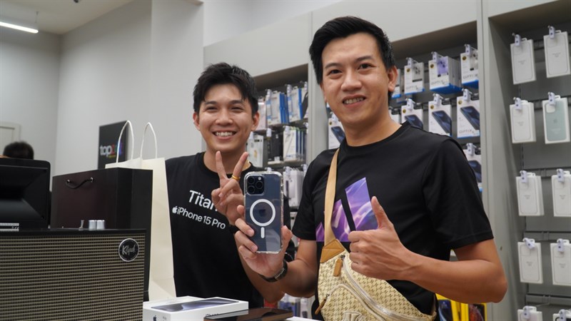 Toàn cảnh sự kiện giao hàng và mở bán sớm iPhone 15 Series Toàn cảnh sự kiện giao hàng và mở bán sớm iPhone 15 Series