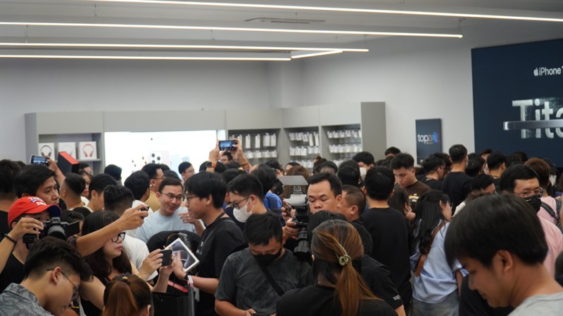 Toàn cảnh sự kiện giao hàng và mở bán sớm iPhone 15 Series Toàn cảnh sự kiện giao hàng và mở bán sớm iPhone 15 Series