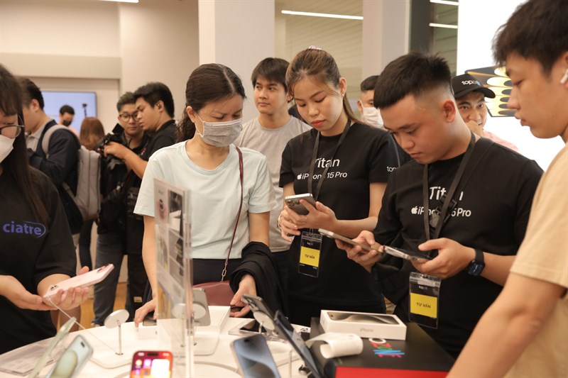 Toàn cảnh sự kiện giao hàng và mở bán sớm iPhone 15 Series Toàn cảnh sự kiện giao hàng và mở bán sớm iPhone 15 Series