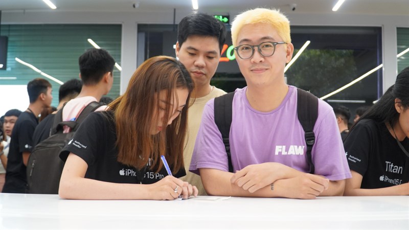 Toàn cảnh sự kiện giao hàng và mở bán sớm iPhone 15 Series Toàn cảnh sự kiện giao hàng và mở bán sớm iPhone 15 Series