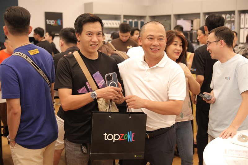 Toàn cảnh sự kiện giao hàng và mở bán sớm iPhone 15 Series Toàn cảnh sự kiện giao hàng và mở bán sớm iPhone 15 Series