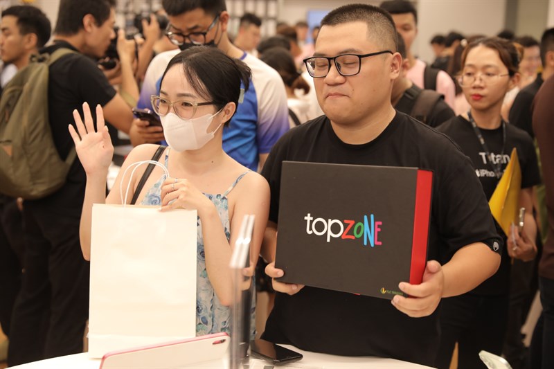 Toàn cảnh sự kiện giao hàng và mở bán sớm iPhone 15 Series Toàn cảnh sự kiện giao hàng và mở bán sớm iPhone 15 Series