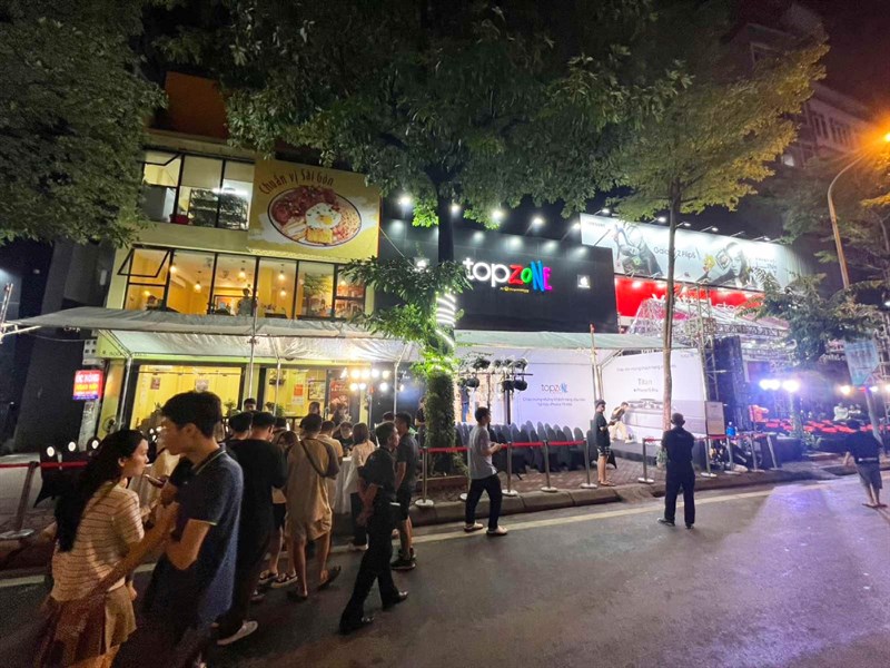 Toàn cảnh sự kiện giao hàng và mở bán sớm iPhone 15 Series Toàn cảnh sự kiện giao hàng và mở bán sớm iPhone 15 Series