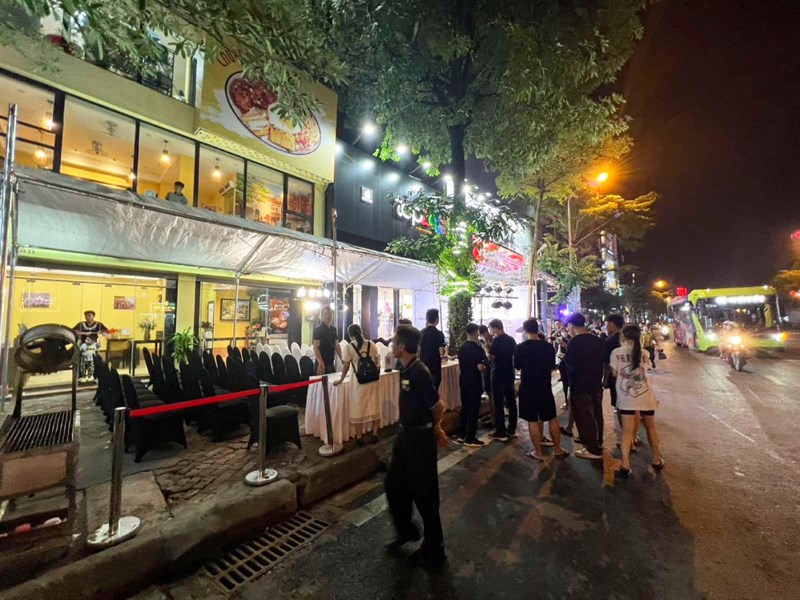 Toàn cảnh sự kiện giao hàng và mở bán sớm iPhone 15 Series Toàn cảnh sự kiện giao hàng và mở bán sớm iPhone 15 Series