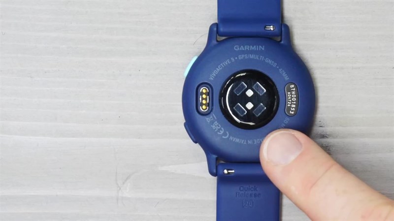 Mặt sau của Garmin Vivoactive 5 là nơi chứa các cảm biến của sản phẩm. Mặt sau của Garmin Vivoactive 5 là nơi chứa các cảm biến của sản phẩm.