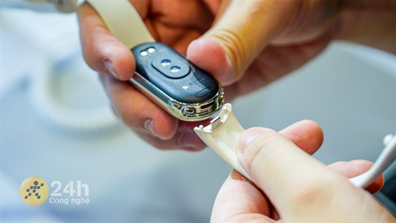 Xiaomi Smart Band 8 có hỗ trợ cả sạc nhanh tiện lợi