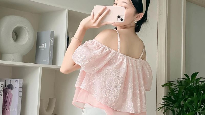 Áo croptop hồng trễ vai