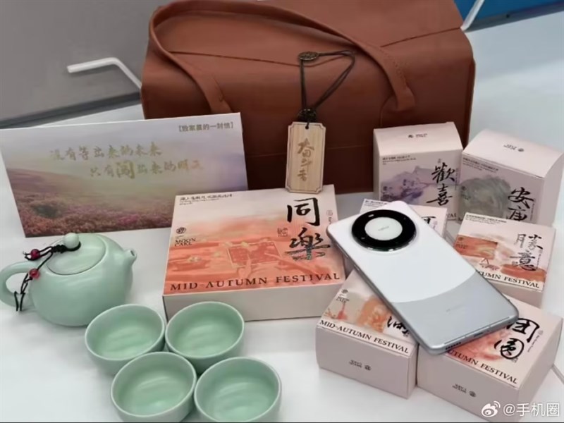 Bộ quà tặng của Huawei gửi các nhân viên của công ty nhân dịp Tết Trung Thu Bộ quà tặng của Huawei gửi các nhân viên của công ty nhân dịp Tết Trung Thu