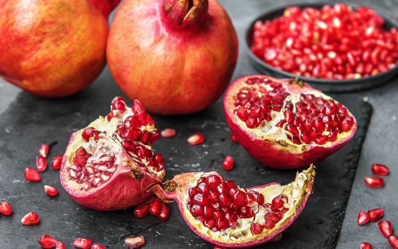 Red pomegranate helps prevent aging process, beautify the skin