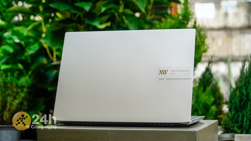 ASUS Vivobook Pro 16 OLED 2023 vẫn sở hữu phong cách thiết kế quen thuộc của dòng ASUS Vivobook ASUS Vivobook Pro 16 OLED 2023 vẫn sở hữu phong cách thiết kế quen thuộc của dòng ASUS Vivobook