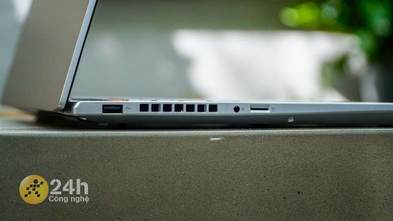 Cạnh phải của ASUS Vivobook Pro 16 OLED 2023 Cạnh phải của ASUS Vivobook Pro 16 OLED 2023