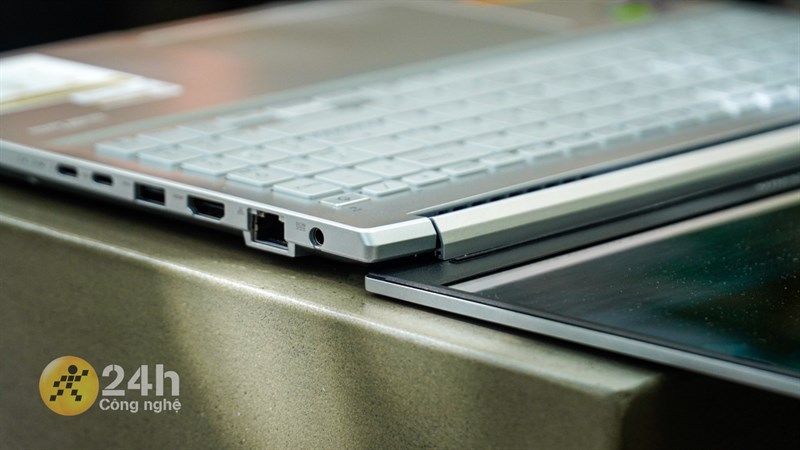 Bản lề của ASUS Vivobook Pro 16 OLED 2023 được hoàn thiện chắc chắn dù và có thể gập 180 độ Bản lề của ASUS Vivobook Pro 16 OLED 2023 được hoàn thiện chắc chắn dù và có thể gập 180 độ