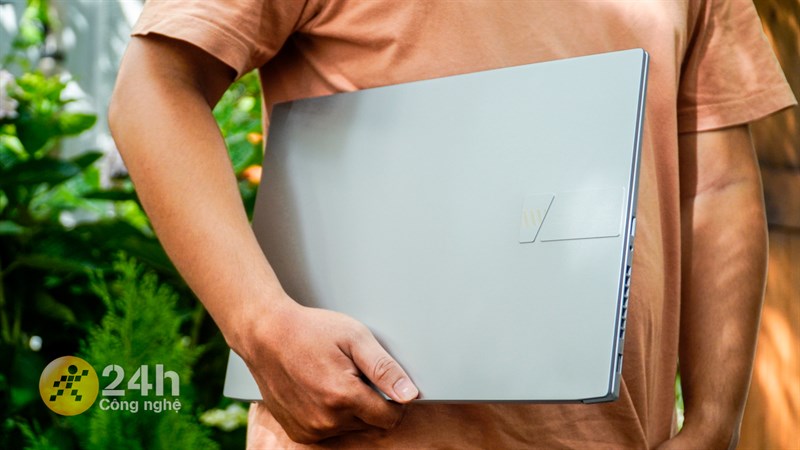 Dù sở hữu kích thước lớn nhưng ASUS Vivobook Pro 16 OLED 2023 vẫn không quá nặng nên mình có thể thoải mái mang đi bất cứ đâu