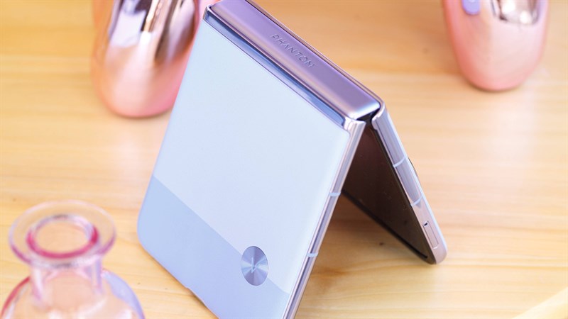 Cạnh trái của Tecno Phantom V Flip có khe đựng khay SIM Cạnh trái của Tecno Phantom V Flip có khe đựng khay SIM