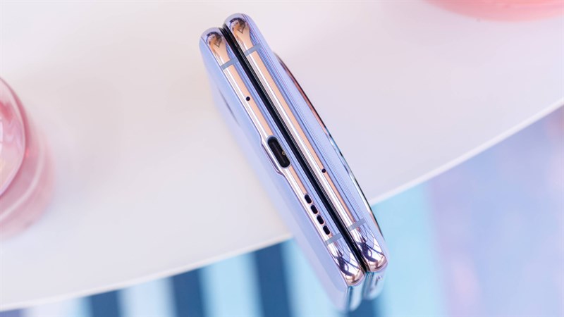Cạnh dưới của Tecno Phantom V Flip với cổng sạc, buồng loa, mic thoại Cạnh dưới của Tecno Phantom V Flip với cổng sạc, buồng loa, mic thoại