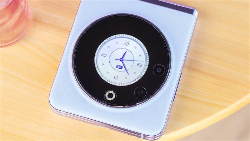 Tecno Phantom V Flip được trang bị cụm camera lớn kèm theo màn hình phụ Tecno Phantom V Flip được trang bị cụm camera lớn kèm theo màn hình phụ